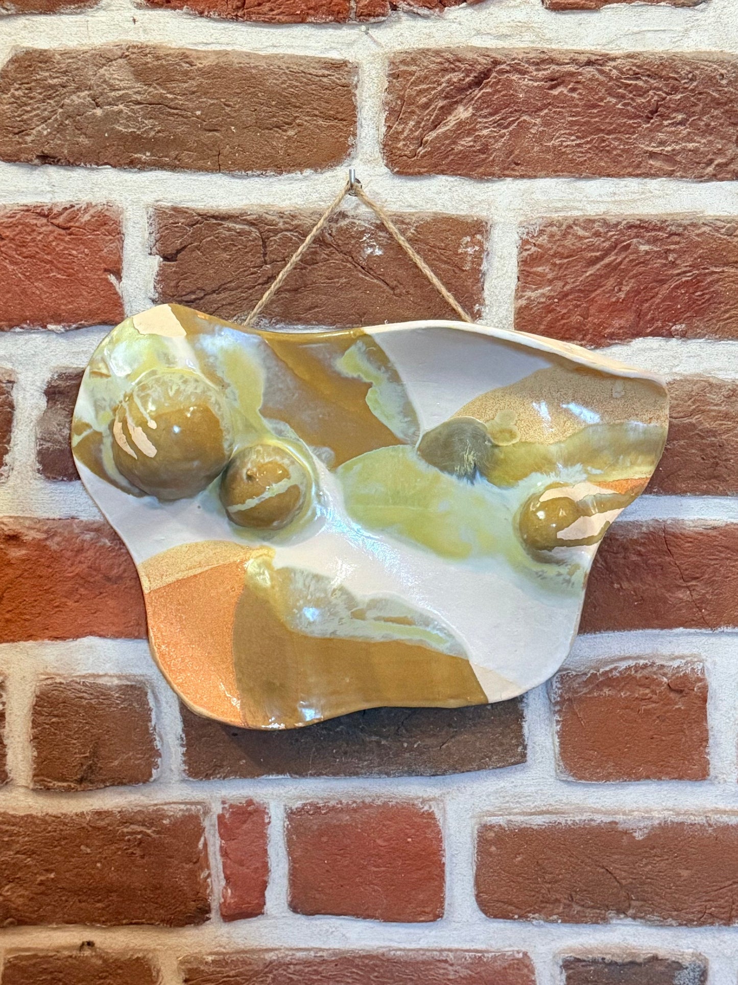 Pofałdowana patera ścienna z piersiami