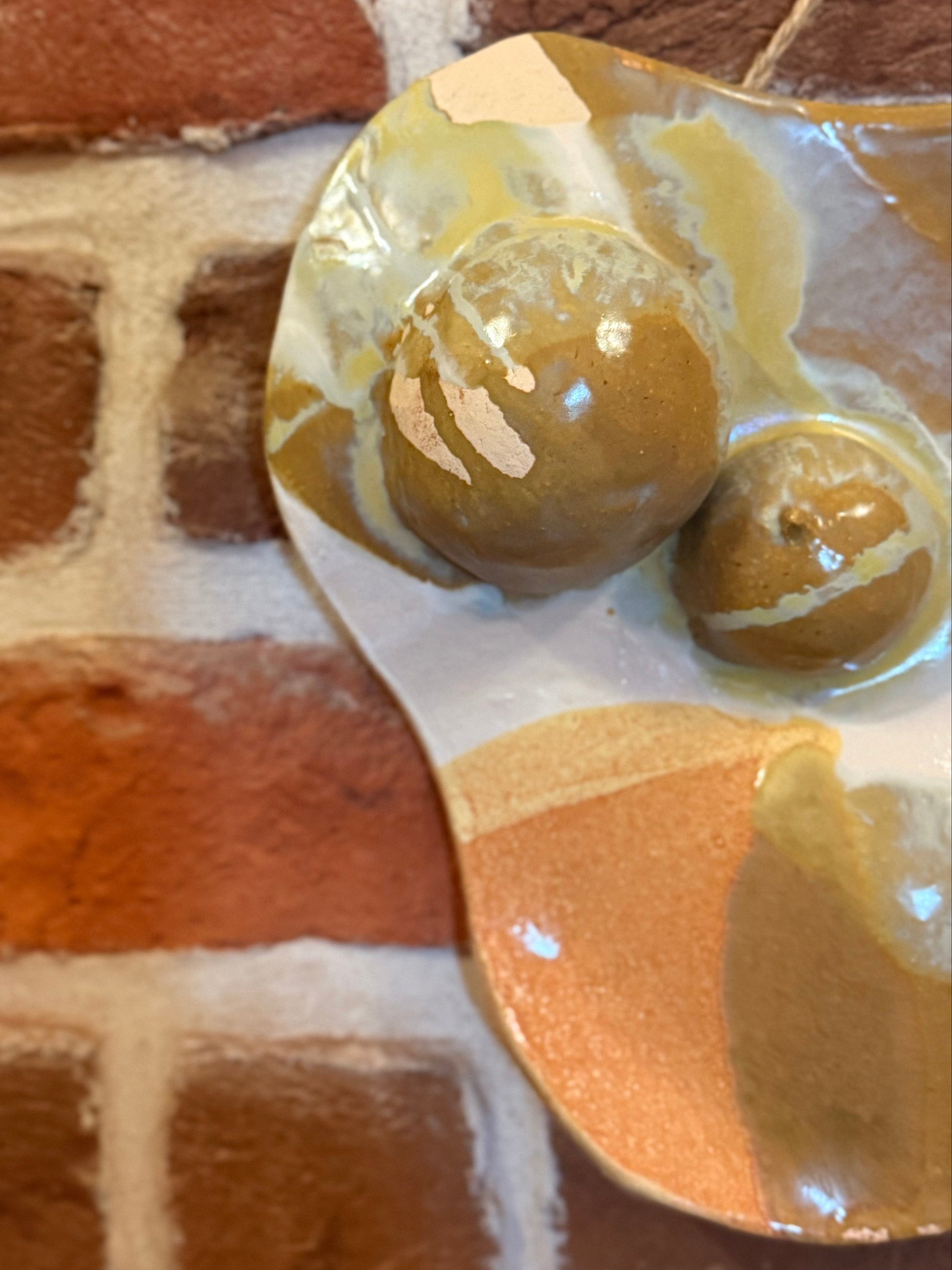 Pofałdowana patera ścienna z piersiami