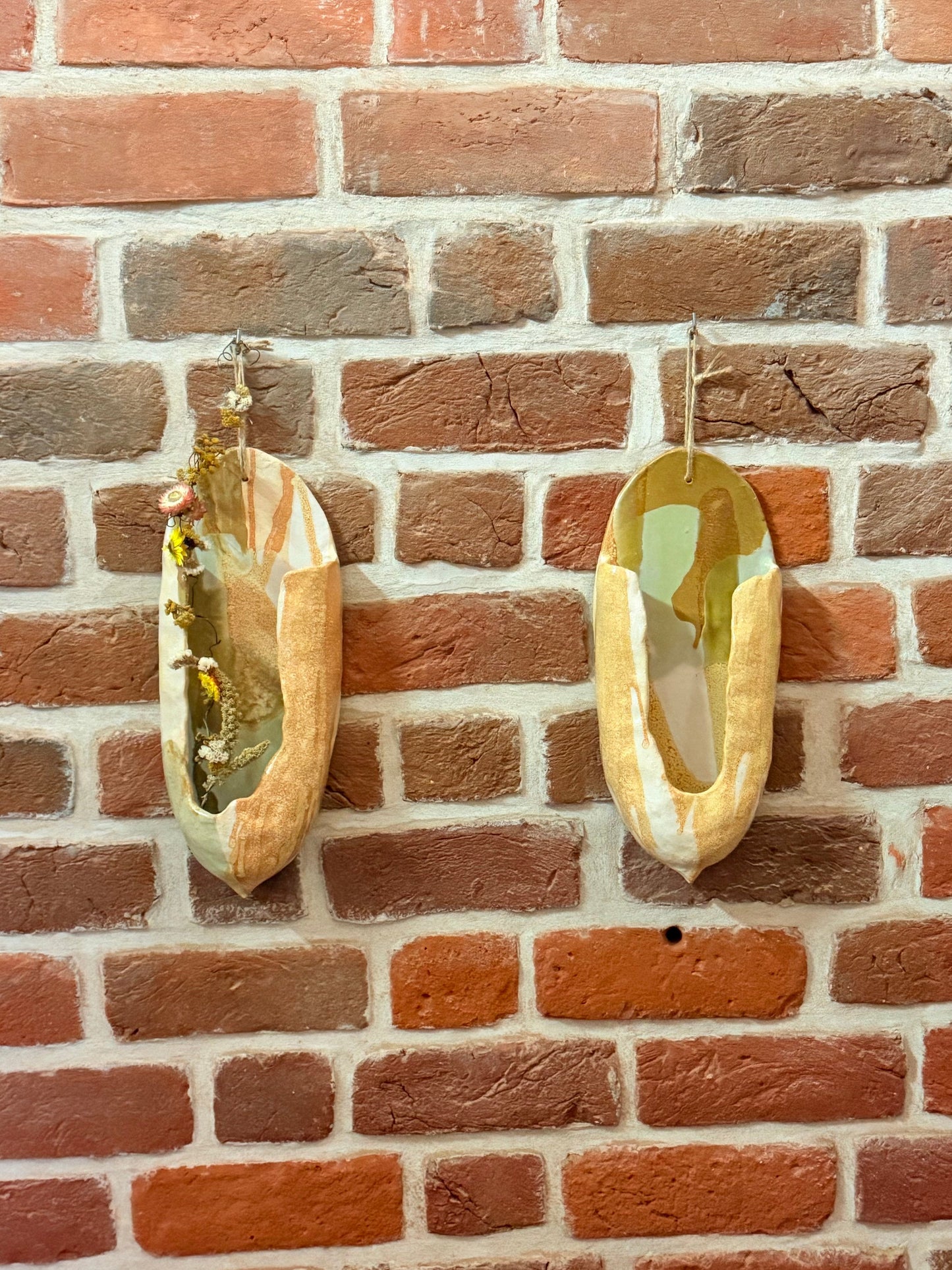 Wiszące podłużne kropielnice z kwiatem