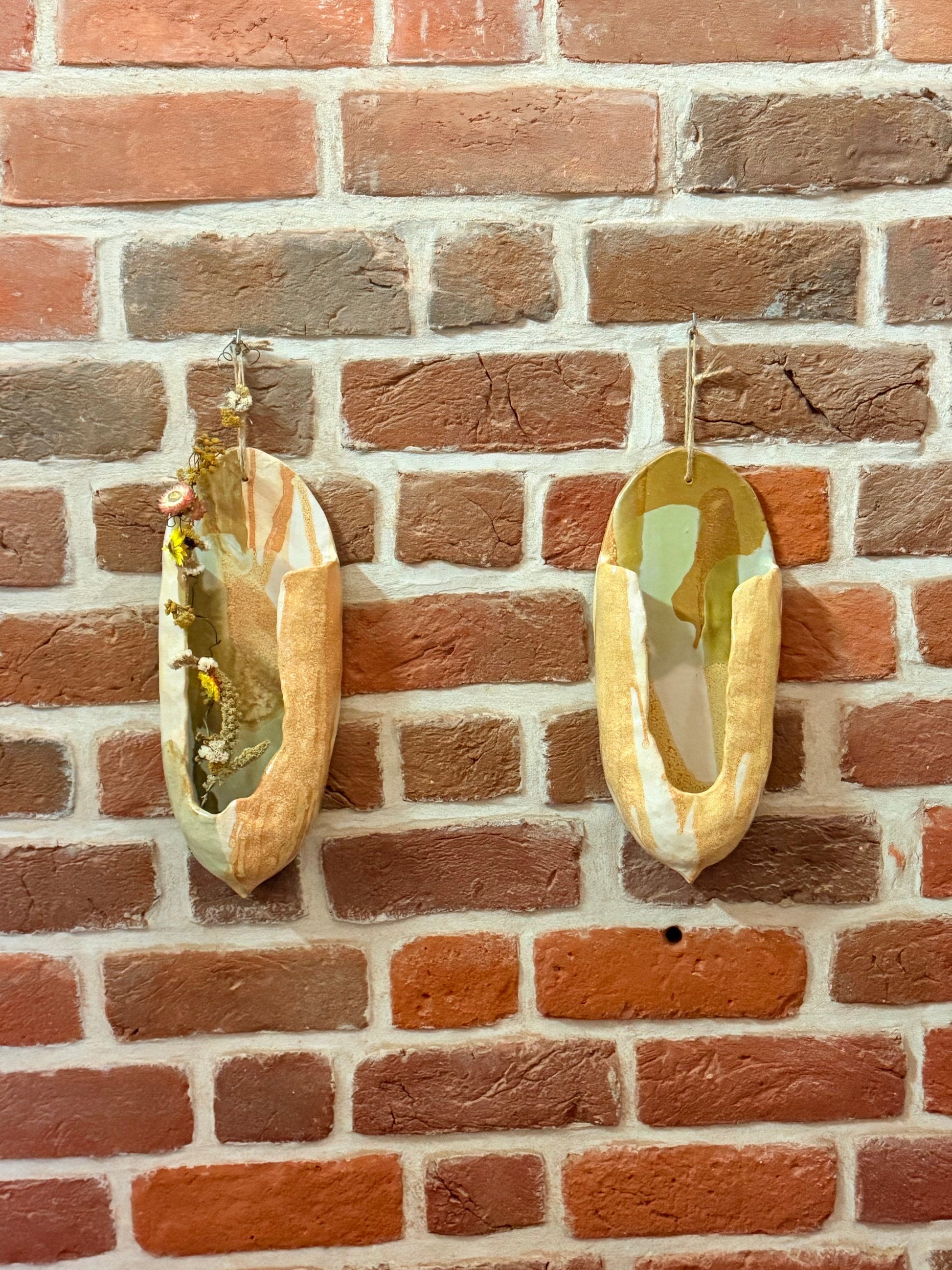 Wiszące podłużne kropielnice z kwiatem