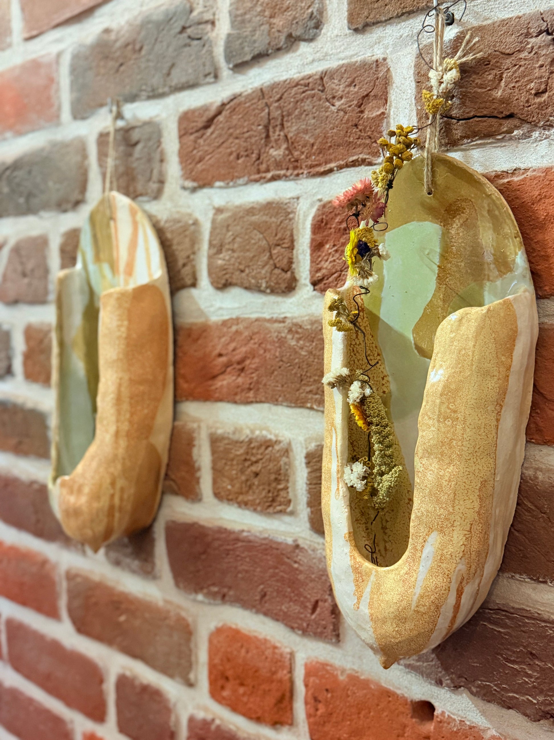 Wiszące podłużne kropielnice z kwiatem