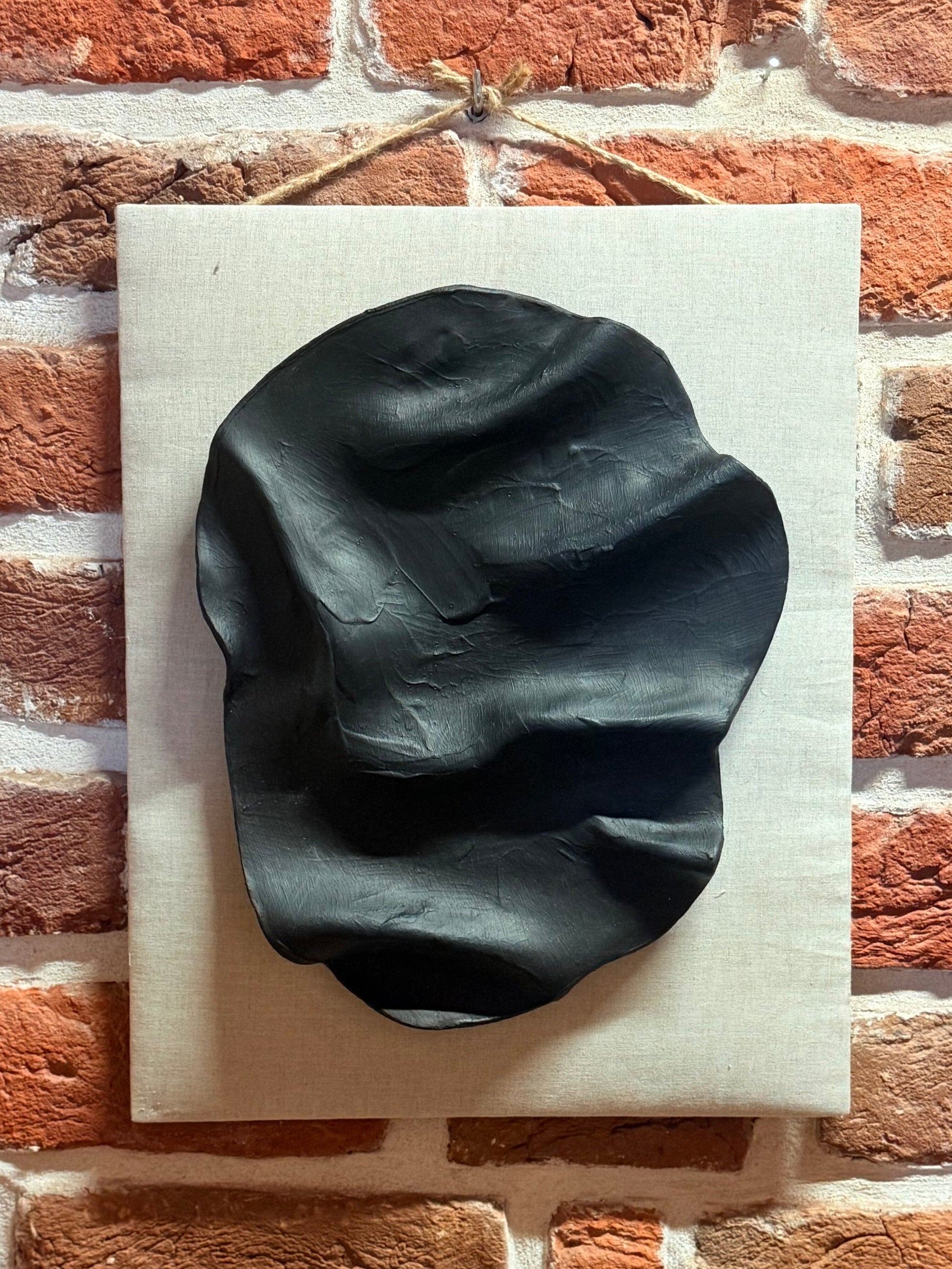 Patera ścienna czarna pofałdowana na tkaninie