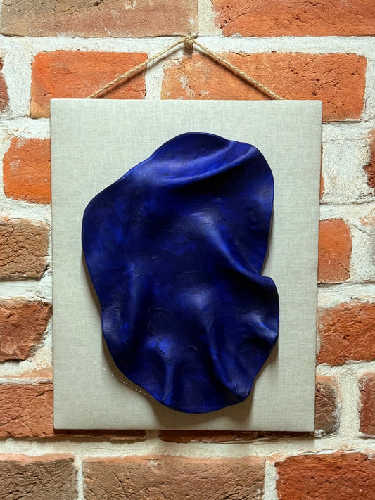 Patera ścienna niebieska pofałdowana na tkaninie