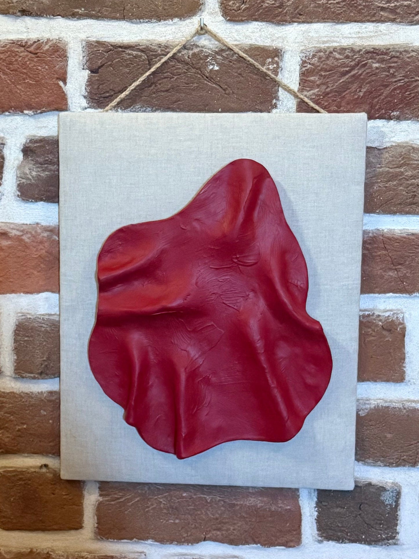 Patera ścienna czerwona pofałdowana na tkaninie