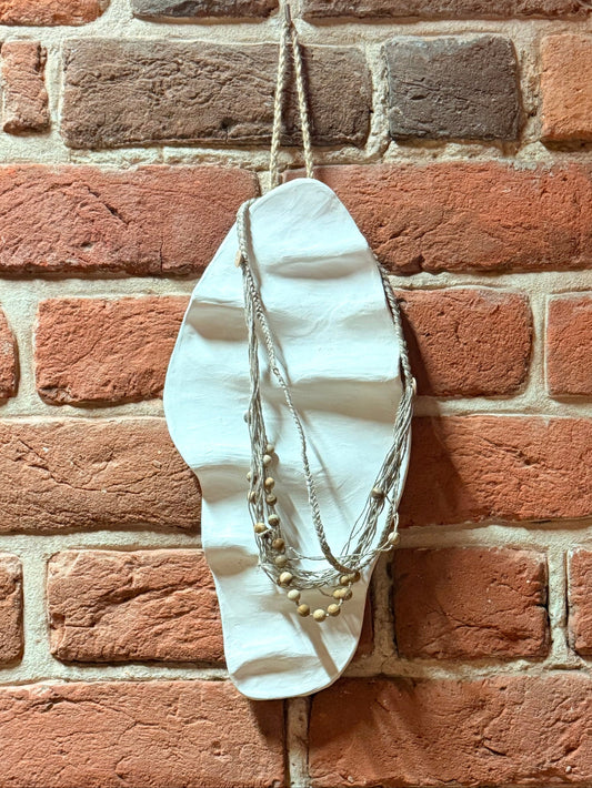 Patera ścienna biała pofałdowana z naszyjnikiem