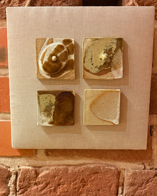 Płyta drewniana obita tkaniną z czterema płytkami z piersiami