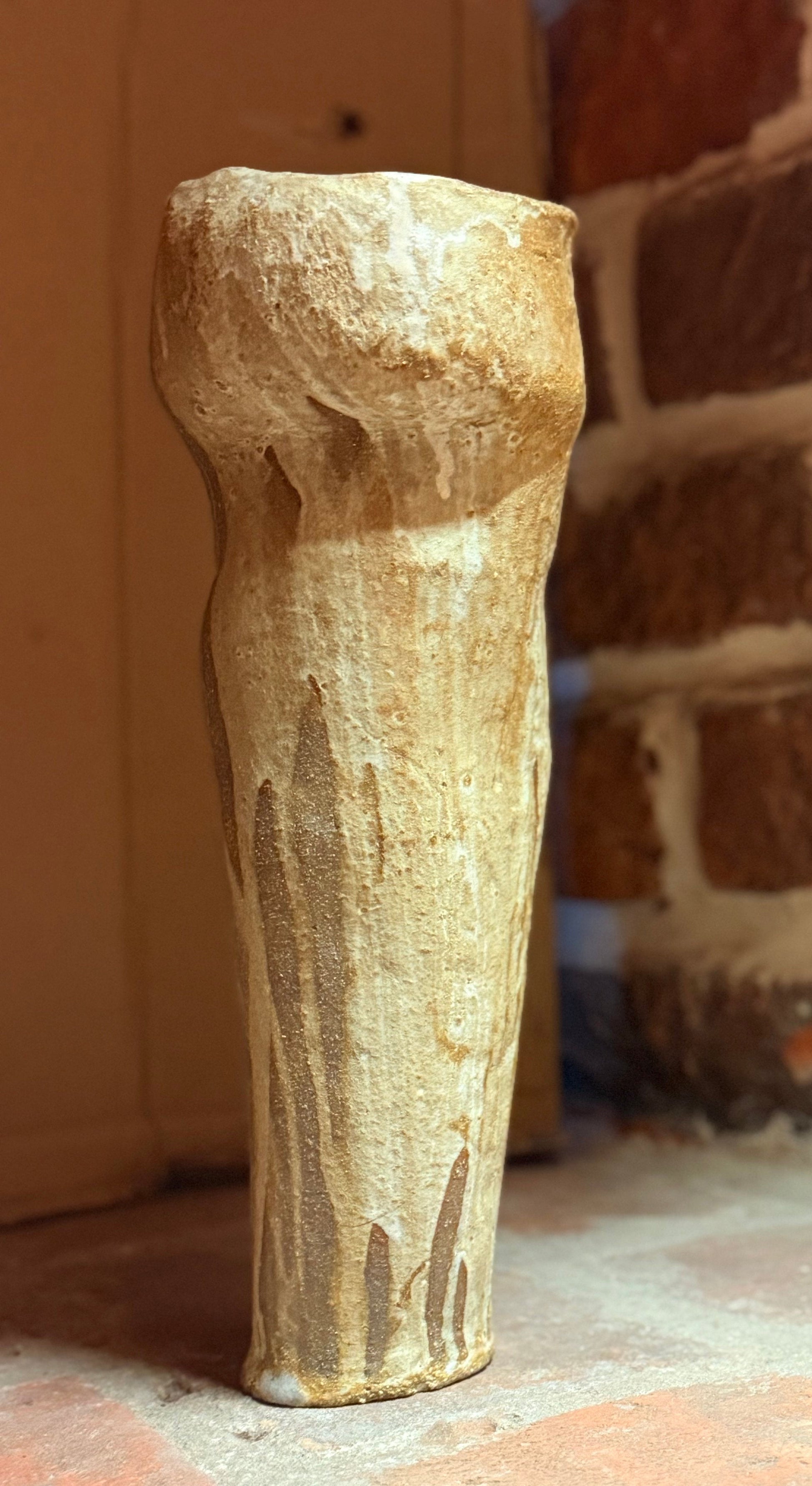 Podłużny surowy kremowy wazon