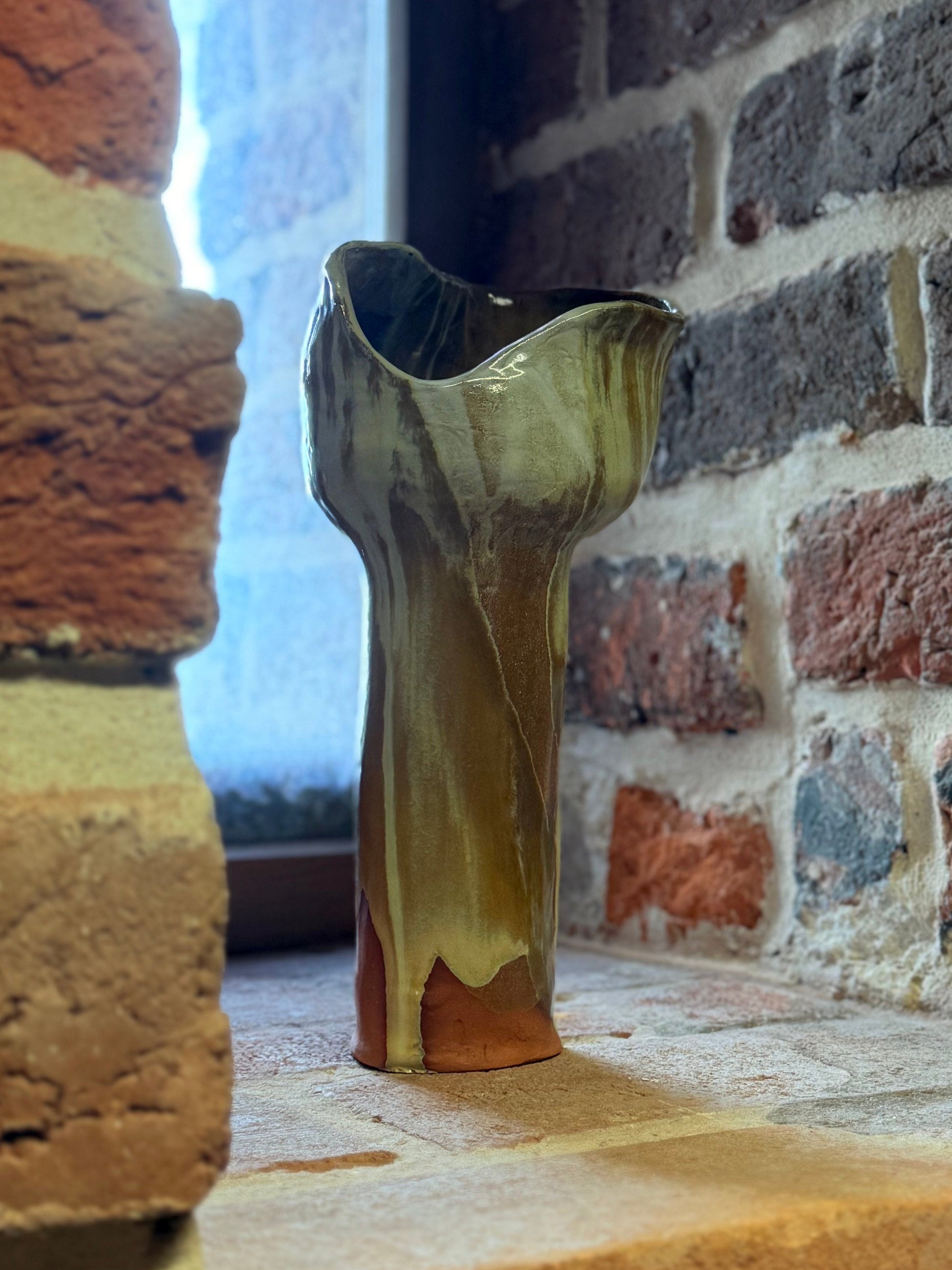 Podłużny wysoki wazon z kloszem w ceglastym kolorze polany beżowym szkliwem