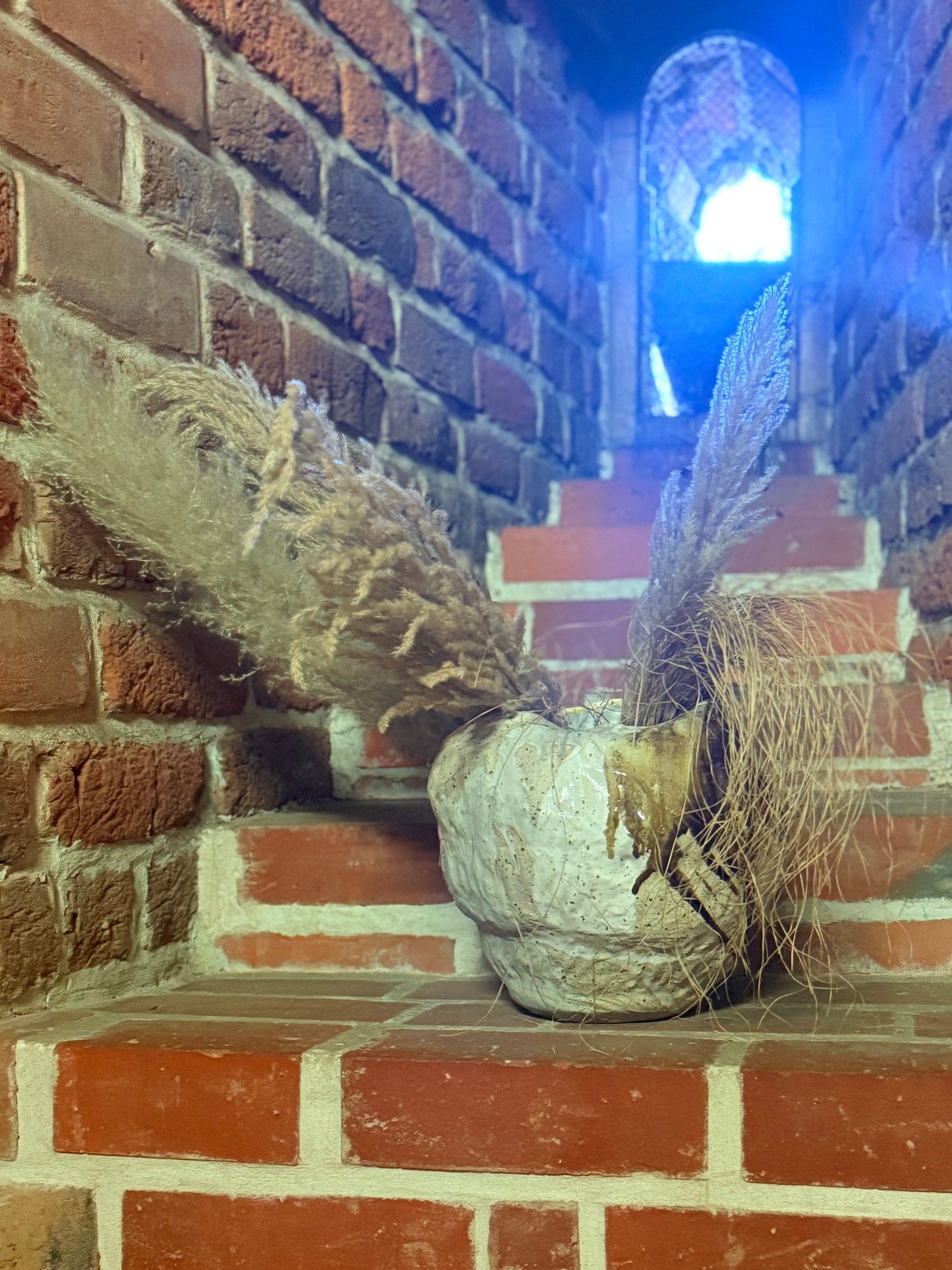 Surowy wazon o organicznym kształcie oblany białym szkliwem