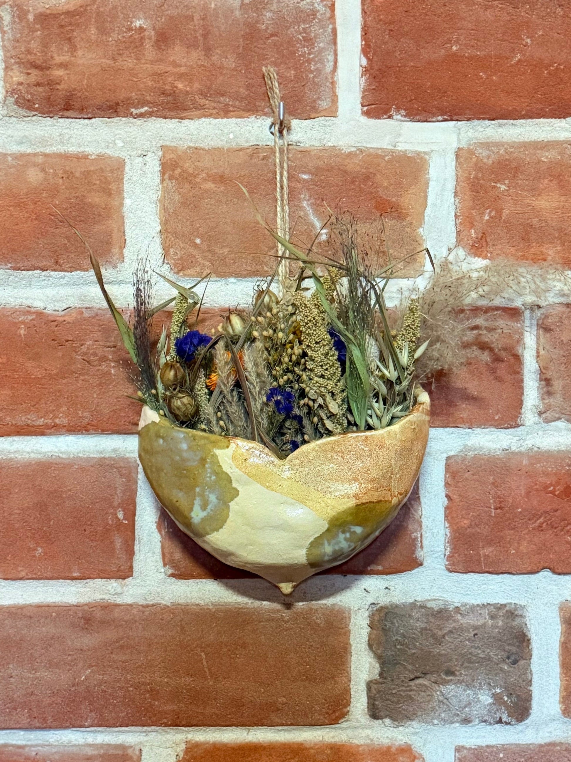 Wiszaca kropielnica z kwiatami w kształcie piersi